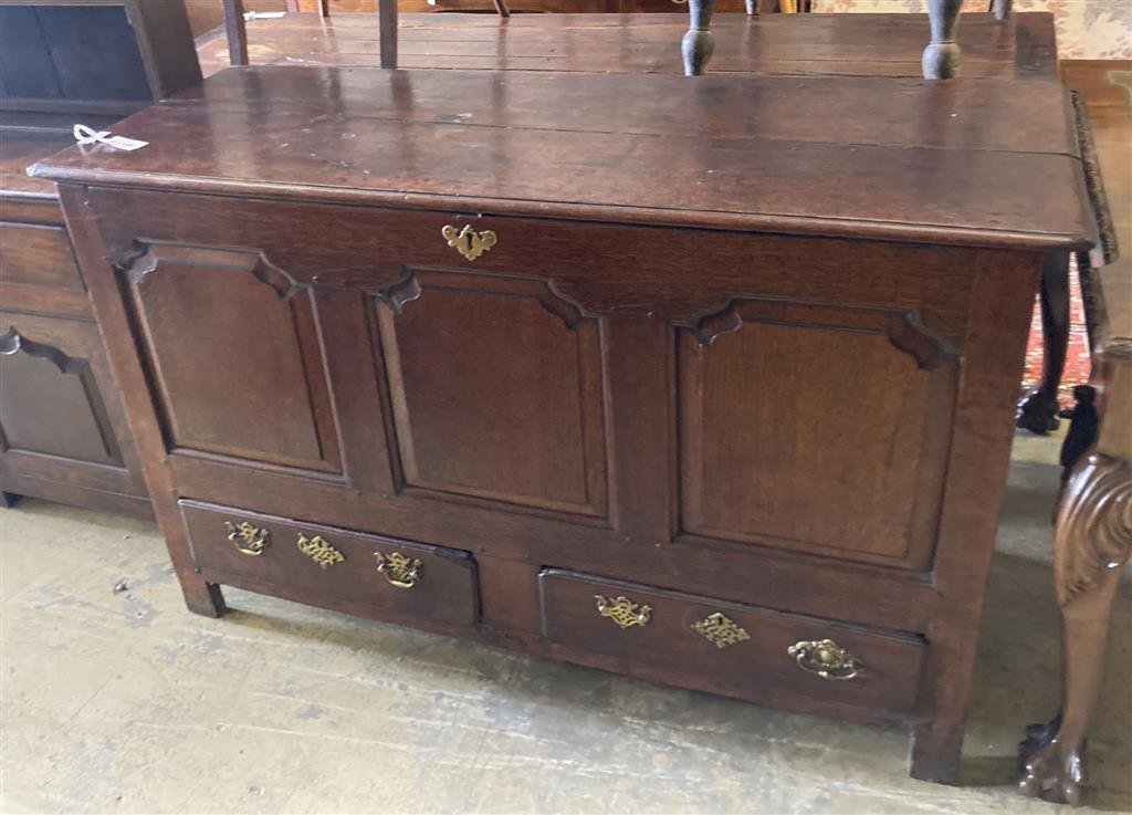 An 18th century oak mule chest, width 140cm, depth 54cm, height 86cm